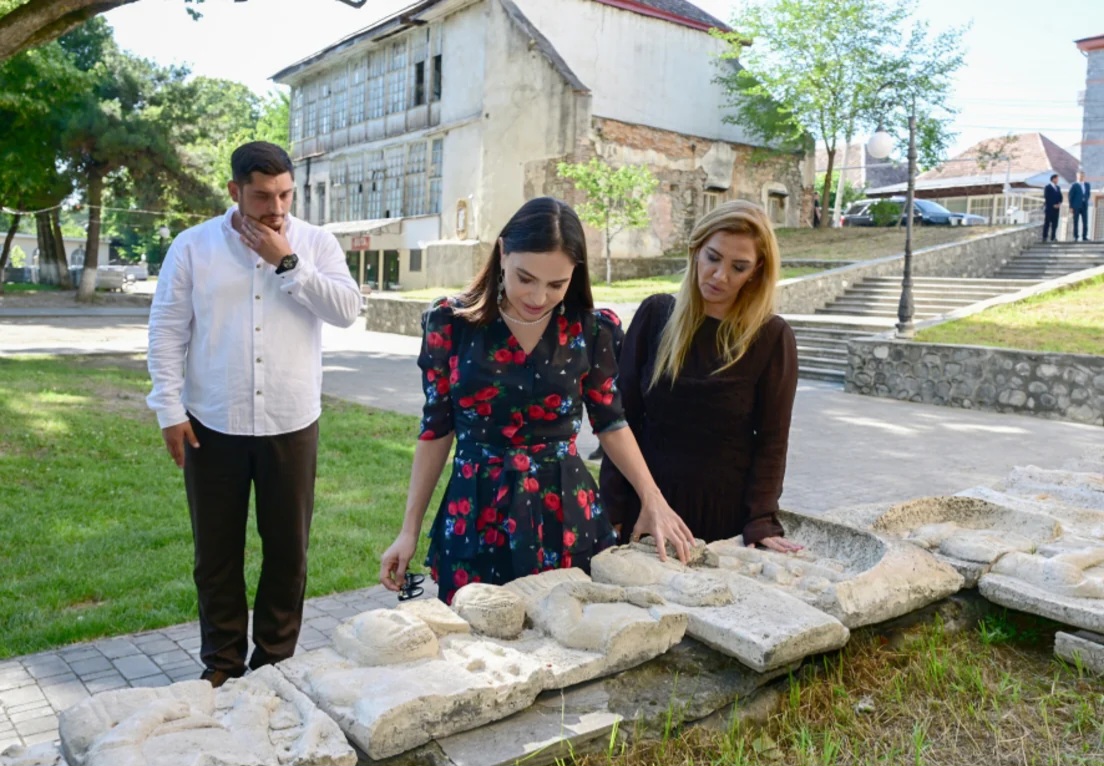 Leyla Əliyeva Şəki şəhərindəki Məhəmməd Füzuli adına parkda görülən işlərlə tanış olub